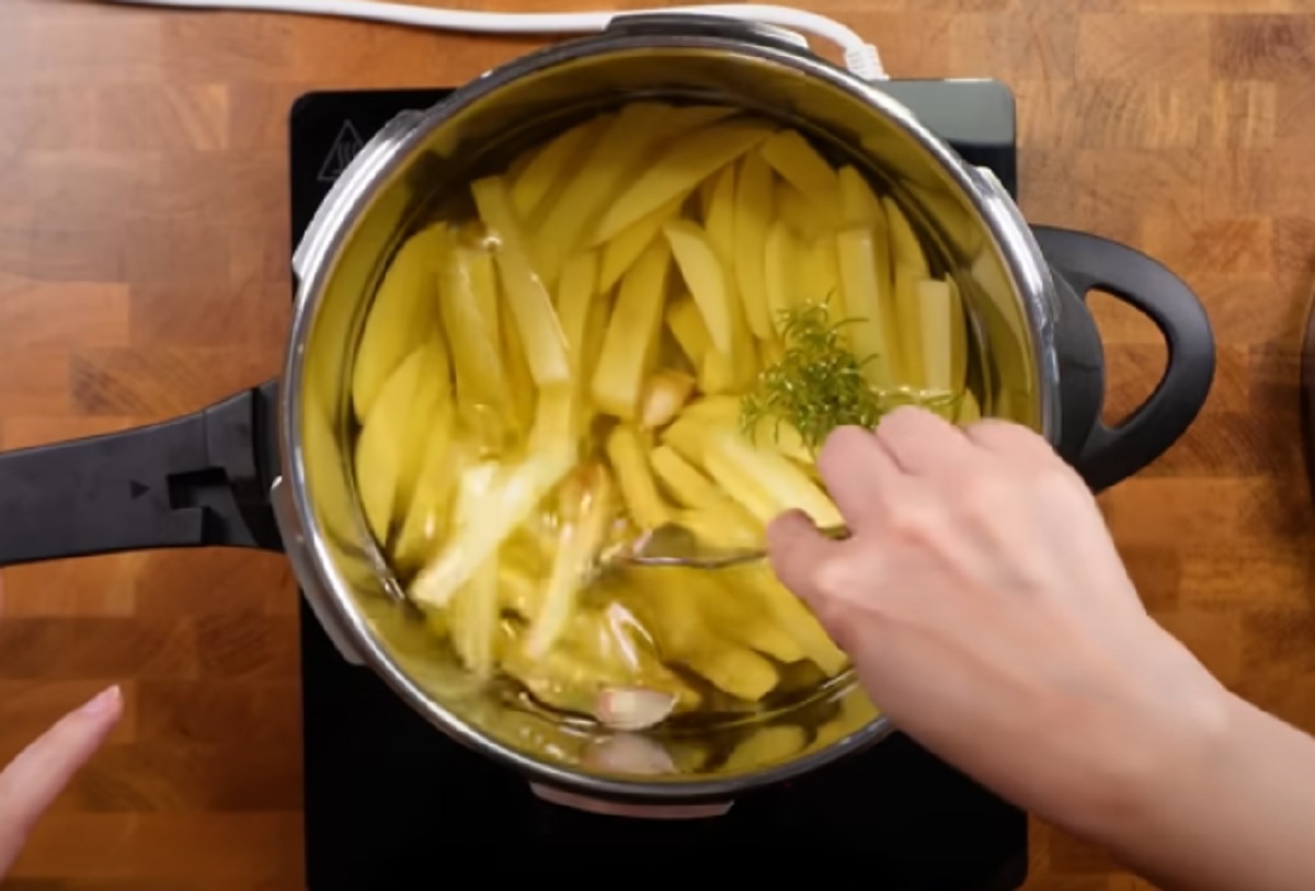 Batata frita na panela de pressão: essa é a melhor de todas. Imagem: Reprodução YouTube Batata frita na panela de pressão: essa é a melhor de todas. Imagem: Reprodução YouTube
