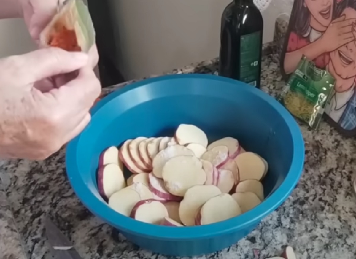 Batata doce feita em casa; foi a chef quem ensinou. Imagem: Reprodução YouTube Batata doce feita em casa; foi a chef quem ensinou. Imagem: Reprodução YouTube