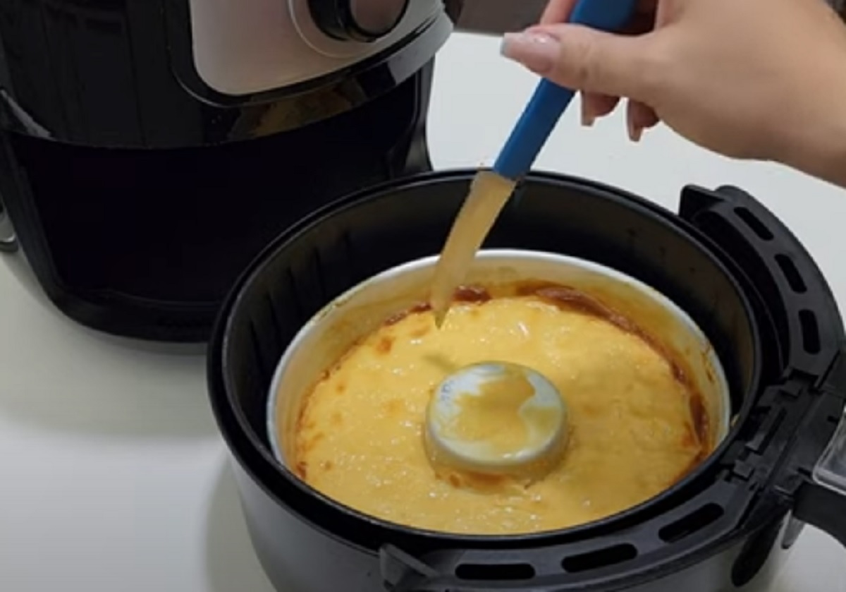 Pudim na Air Fryer: essa dica vai facilitar a sua vida. Imagem: Reprodução YouTube Pudim na Air Fryer: essa dica vai facilitar a sua vida. Imagem: Reprodução YouTube